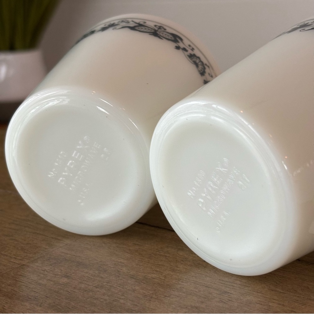 Vintage Pyrex Old Town Blue Onion White Milk Glass Mugs Set of 2 - Picture 10 of 14